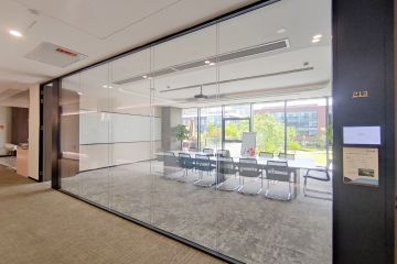 简约质朴的办公室玻璃隔断设计-秉帝玻璃隔断