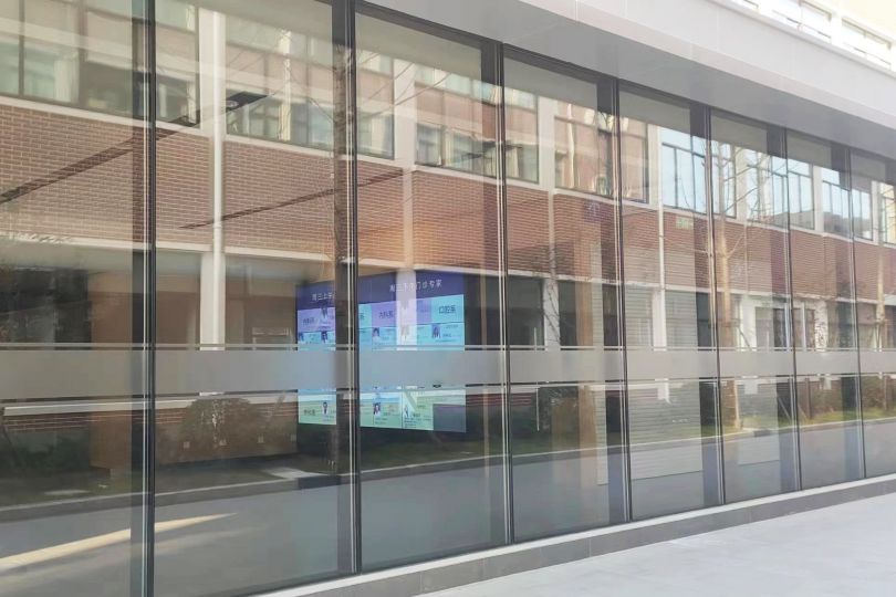 上海xxxx三甲医院-此项目为84款双玻百叶隔断+钢结构雨棚+玻璃幕墙