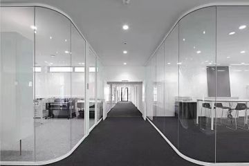现代办公环境的理想选择：铝合金框单层玻璃隔断