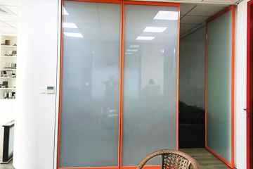 打造现代化实验室,超白雾化调光玻璃隔断不可或缺