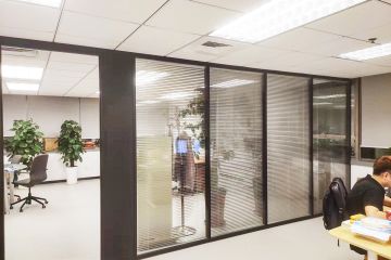 办公室百叶玻璃隔断墙-打造通透与私密相结合