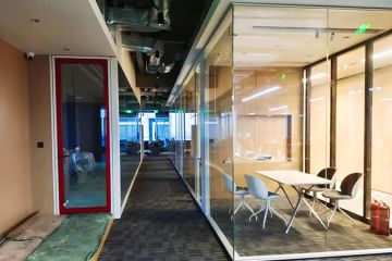 巧用玻璃隔断墙,小面积办公室也可以宽敞明亮又通透