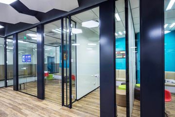 办公室玻璃隔断款式合集-打造舒适高效的办公环境