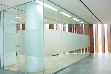 安装玻璃隔断前,建议看看这几条办公室玻璃隔断建议,很实用