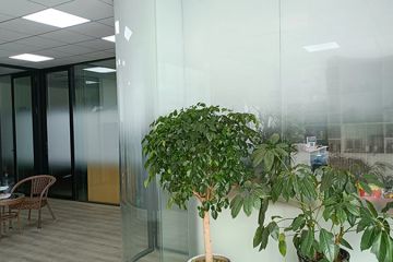 办公室玻璃隔断墙贴隐私膜磨砂膜有哪些好处-玻璃隔断厂家为您分享