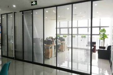 办公室玻璃隔断选择多厚的玻璃门比较合适-玻璃隔断厂家分享推荐