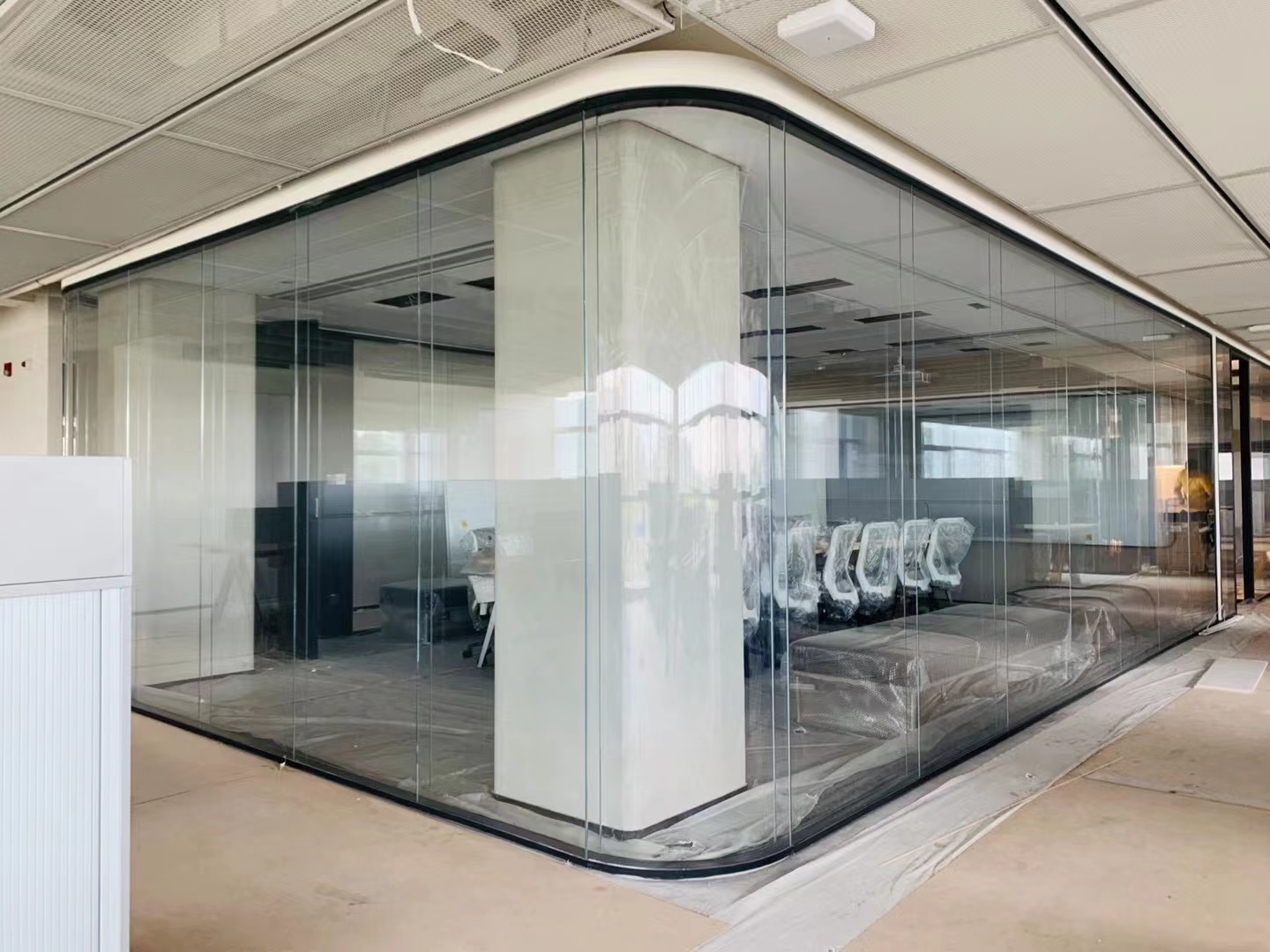 办公室玻璃隔断设计.jpg