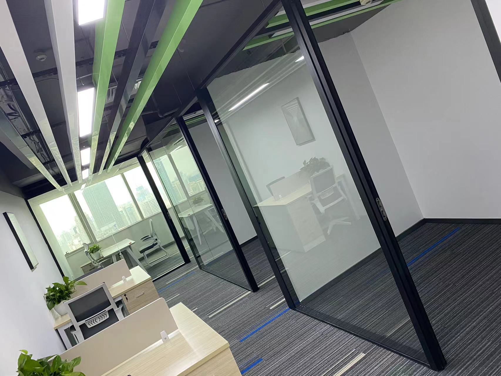 小面积办公室如何理性有效的使用办公室玻璃隔断.jpg
