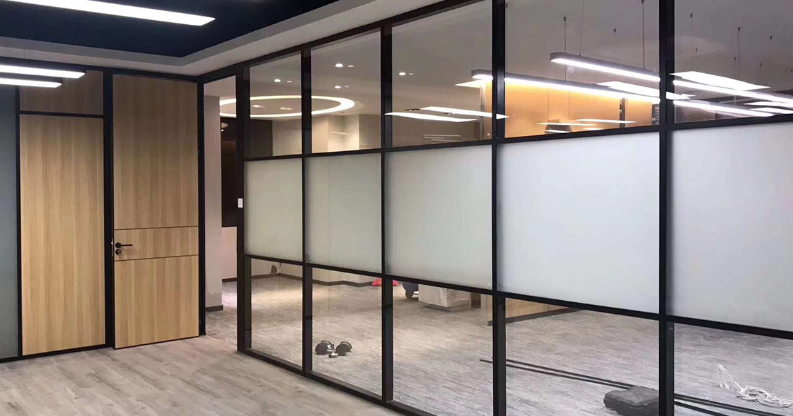 高档办公环境需要优异的玻璃隔断墙来营造.jpg