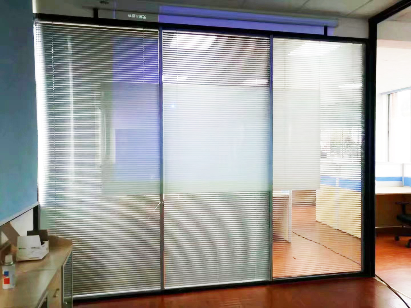 办公室含百叶玻璃隔断.jpg